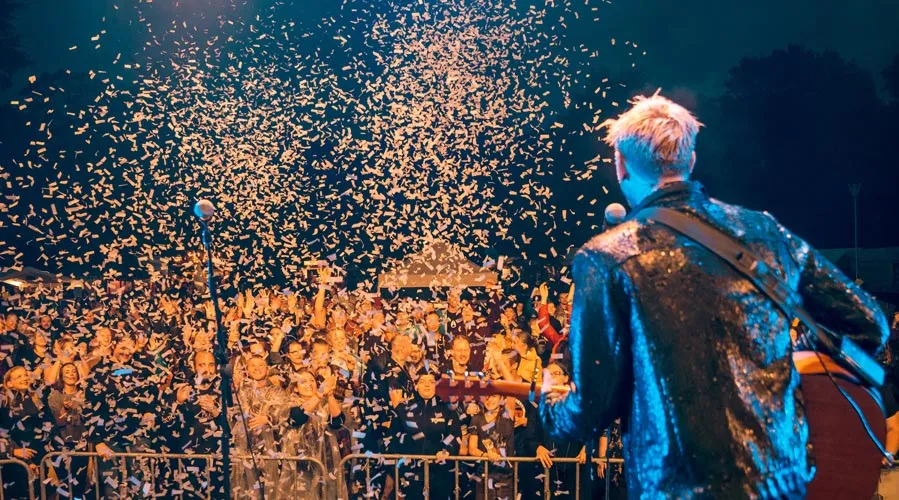 Band Antiheld auf der Bühne stehend, Blick Richtung Publikum, Konfetti Regen