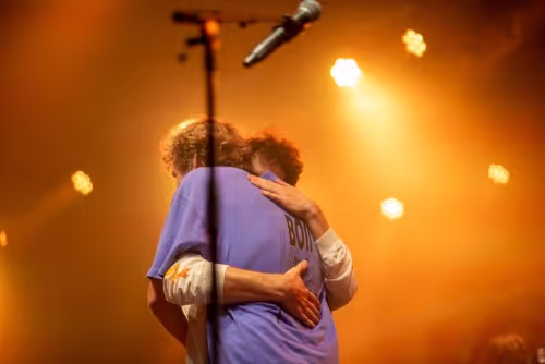 Festivalbesucher bei Sonnenuntergang vor der Hauptbuhne